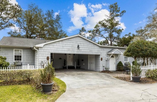 Newport Cabaña | Surrey Cottage