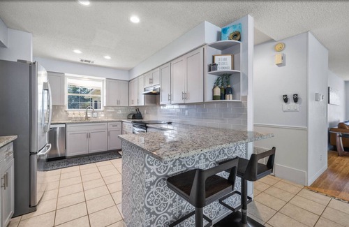 Leander Casa | Surrounded by hills + xll spa + pool table + game room + two master rooms
