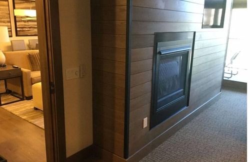 Truckee Complejo | Surrounded by pine trees and mountains