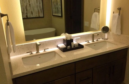 Truckee Complejo | Surrounded by pine trees and mountains