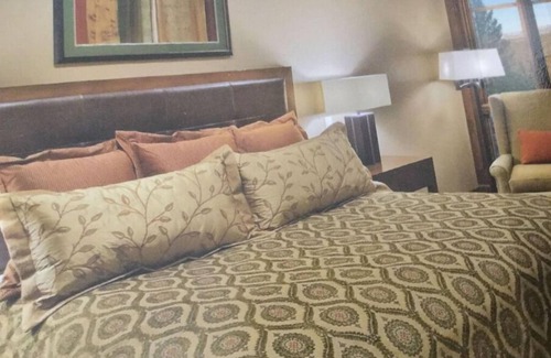 Truckee Complejo | Surrounded by pine trees and mountains