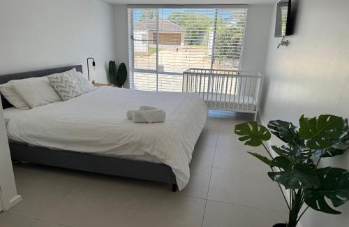 Anna Bay Casa | Suzie Q - Spacious 4BR home - 150m to beach - Pet Friendly