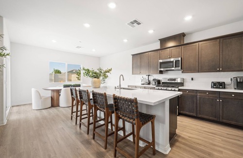 Pumpkin Center Casa | SW Bakersfield -New House! LUXE, New furniture & appliances