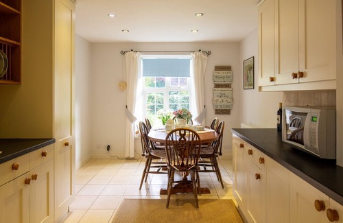 Broadway Cabaña | Swallows Rest, Sleeps 6, Walks on Doorstep