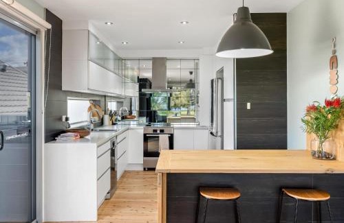 Swansea Casa | Swan Lake By Coast Hosting