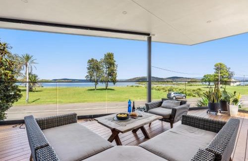 Swansea Casa | Swan Lake By Coast Hosting