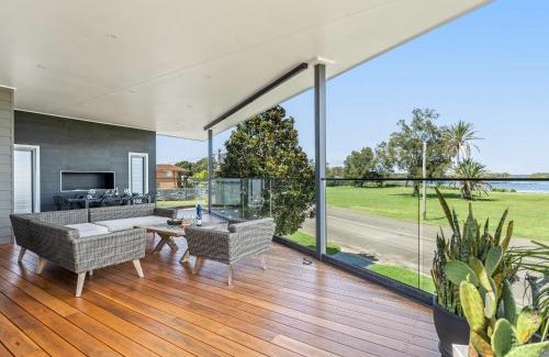Swansea Casa | Swan Lake By Coast Hosting