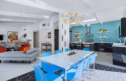 Vista Las Palmas Casa | Swank Casa! Mediados de siglo Diseñador Showplace! 4 Master Suites! Pool! Spa! Mt Views