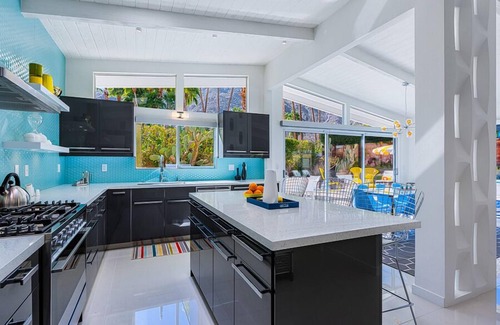 Vista Las Palmas Casa | Swank Casa! Mediados de siglo Diseñador Showplace! 4 Master Suites! Pool! Spa! Mt Views
