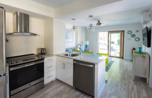 Kennebunk Casa | Swanky Flat in the Heart of Dock Square, SUPER CLEAN! WALK TO EVERYTHING!