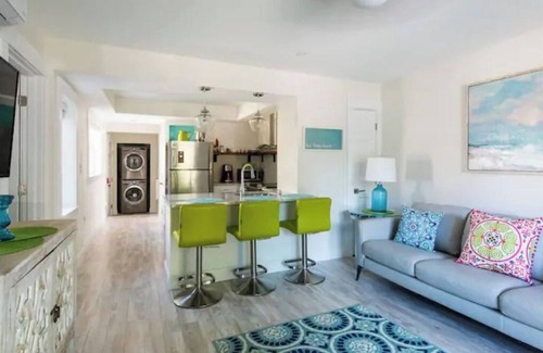 Kennebunk Casa | Swanky Flat in the Heart of Dock Square, SUPER CLEAN! WALK TO EVERYTHING!