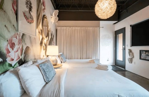 East Cesar Chavez Casa | Swanky Townhome