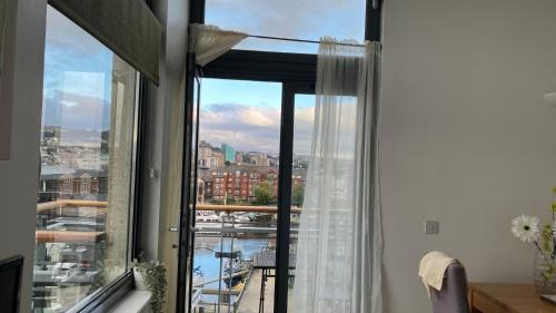 Castle Apartamento | SWANSEA BAY, MARINA & ARENA VIEW Mins to BEACH & CITY