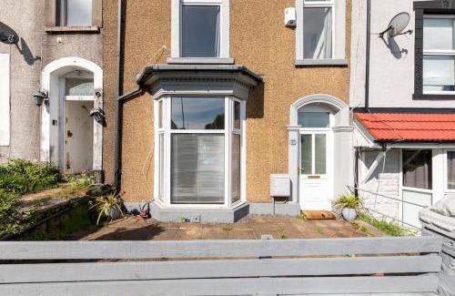 Uplands Casa | Swansea Beach Townhouse - 350 yard from the beach!
