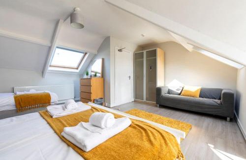 Uplands Casa | Swansea Beach Townhouse - 350 yard from the beach!