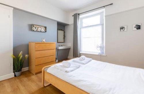 Uplands Casa | Swansea Beach Townhouse - 350 yard from the beach!