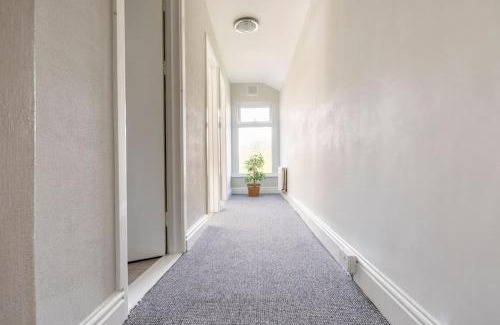 Uplands Casa | Swansea Beach Townhouse - 350 yard from the beach!