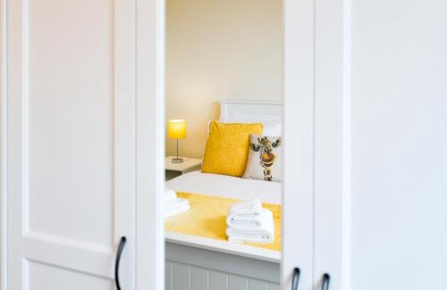 Castle Apartamento | Swansea Marina - Sleeps 4 - Underground parking