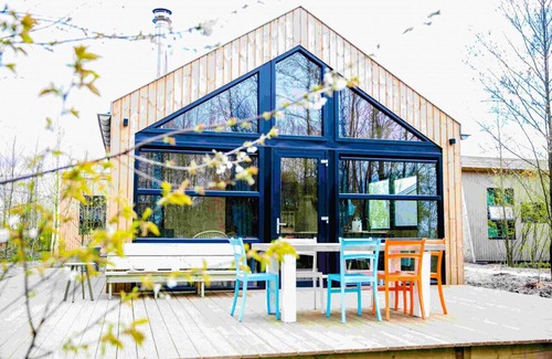 Grou Casa | Swarm 3 water lodges next to each other in Friesland