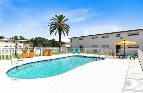 Indian Harbour Beach Apartamento | Swaying Seaweed~ Walk to the beach, Pool, BBQ, Gym