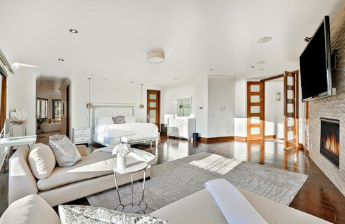 La Jolla Mesa Casa | Sweeping Sunsets