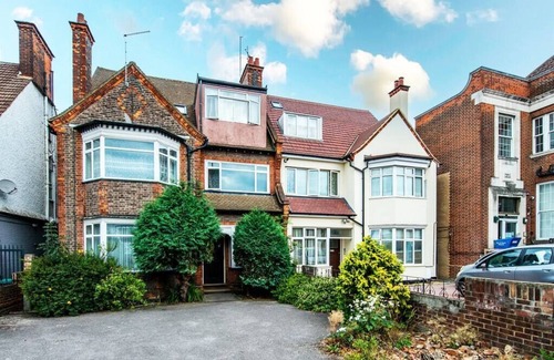 Golders Green Apartamento | Sweet and Lovely 2BR with Free Parking