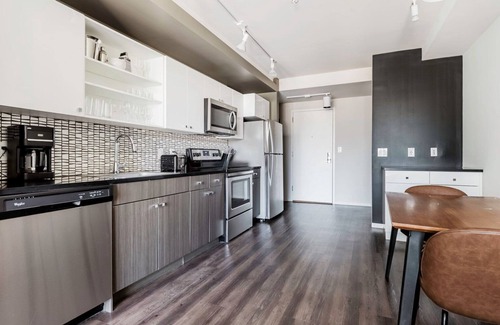 Theatre District Apartamento | Sweet Chinatown/Theater Dist 2BR w/ Gym, close to Bars, by Blueground