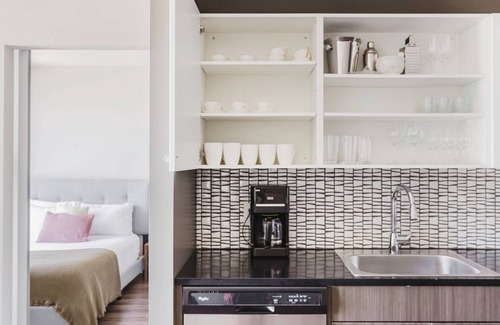 Theatre District Apartamento | Sweet Chinatown/Theater Dist 2BR w/ Gym, close to Bars, by Blueground