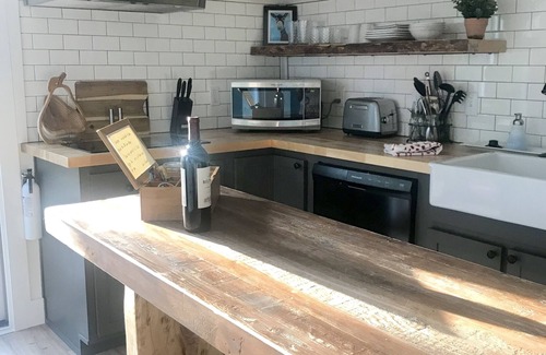 Woodfin Cabaña | ¡Una casa dulce y acogedora con una mezcla de estilo moderno y vintage te espera!