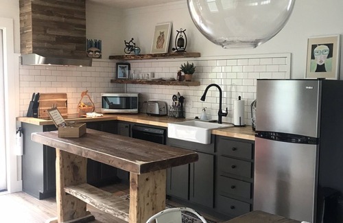 Woodfin Cabaña | ¡Una casa dulce y acogedora con una mezcla de estilo moderno y vintage te espera!