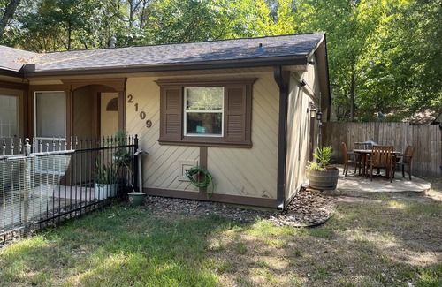 Grogan's Mill Casa | Sweet & cozy indv. home in The Woodlands, TX. 2-3 min drive to prime locations!