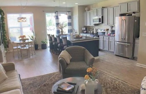 Murraysville Casa | Sweet Dreamin' Stylish townhome all your own!
