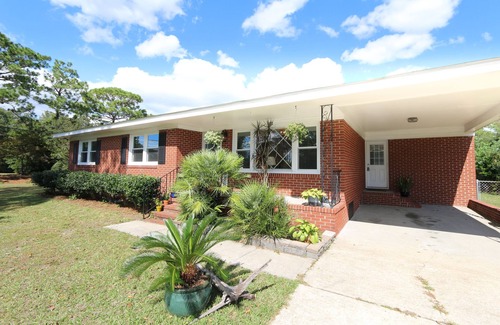 Wilmington Casa | Sweet Escape is 3 miles to Wrightsville Beach & 8 miles to Downtown Riverfront~