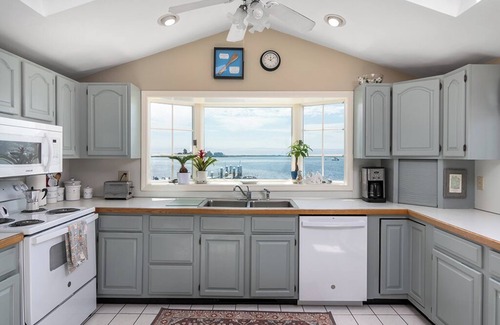 Snug Harbor Casa | Sweet Family Cottage on Beautiful Potter's Pond in East Matunuck