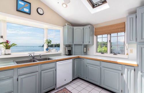 Snug Harbor Casa | Sweet Family Cottage on Beautiful Potter's Pond in East Matunuck