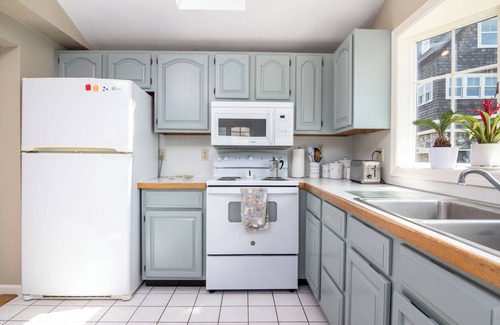 Snug Harbor Casa | Sweet Family Cottage on Beautiful Potter's Pond in East Matunuck