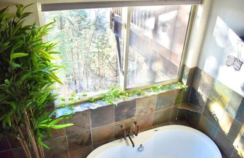 Springville Casa | Sweet getaway in private Giant Sequoia Grove!