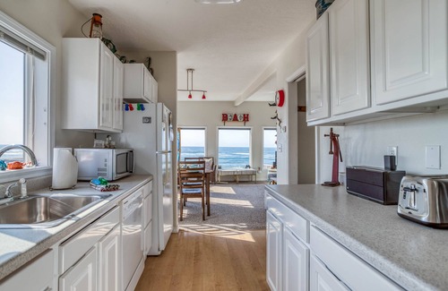 Gleneden Beach Casa | Sweet Gleneden Beach Oceanfront Single-Level has Big Windows, Beach Access!
