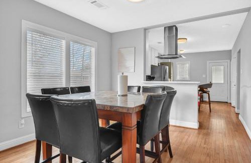 Northside Casa | Sweet Houston, 14 People, 4 Bethroom, 2 Full Restrooms
