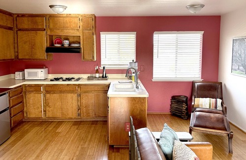 Los Olivos Apartamento | Sweet King Retreat in Downtown Los Olivos