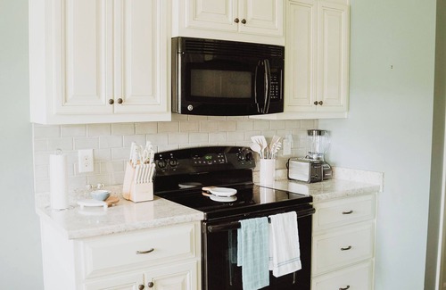 Perry Casa | Sweet Magnolia Mid-Term Stay! We are pet and family friendly!