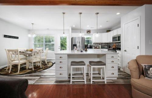 Pigeon Forge Casa | Sweet Pea Cottage Updated furnishings arcade game HOA Community Outdoor Pool