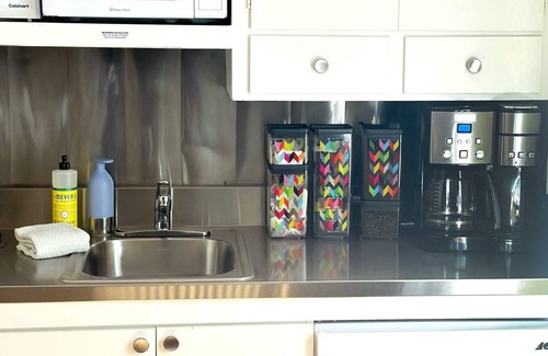 Los Olivos Apartamento | Sweet Queen Retreat in Downtown Los Olivos.
