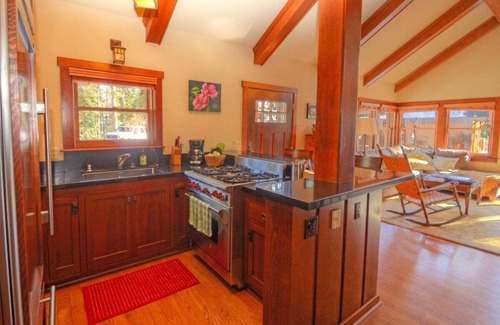 Lake Forest Cabaña | Sweet Retreat Cottage - Walk to Lake