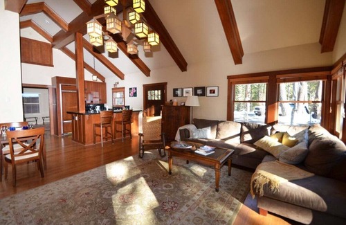 Lake Forest Cabaña | Sweet Retreat Cottage - Walk to Lake