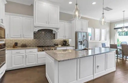 George Bush Park/Eldridge Casa | Sweet Retreat, Snug 3-Story 4-Bedroom Home Garage WiFi Pool