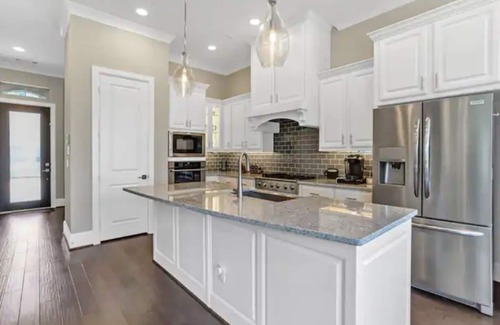 George Bush Park/Eldridge Casa | Sweet Retreat, Snug 3-Story 4-Bedroom Home Garage WiFi Pool