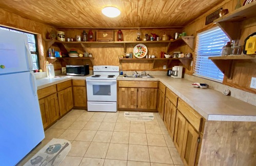 Concan Cabina | Sweet Riverside Cabin, Easy Walk 2 River, Private River Access, River Views!