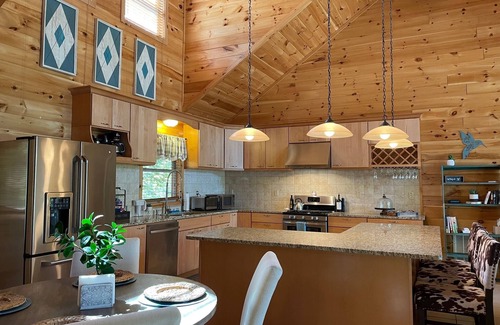 Almond Cabina | Sweet Serendipity Cabin 2 BR/2 BA near Fontana Lake