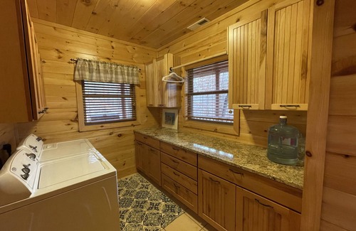 Almond Cabina | Sweet Serendipity Cabin 2 BR/2 BA near Fontana Lake